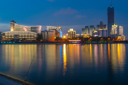 武汉夏日城市天际线夜景风光