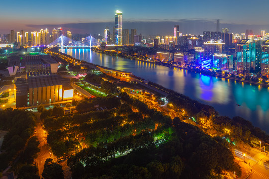 武汉夏日城市天际线夜景风光