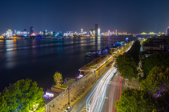 武汉夏日城市天际线夜景风光