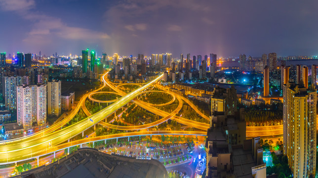 武汉夏日城市天际线夜景风光