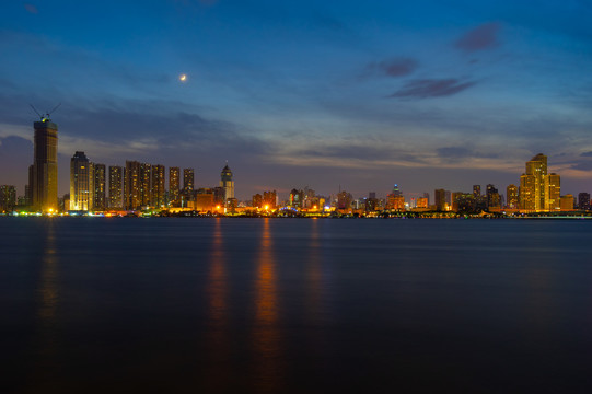 武汉夏日城市天际线夜景风光