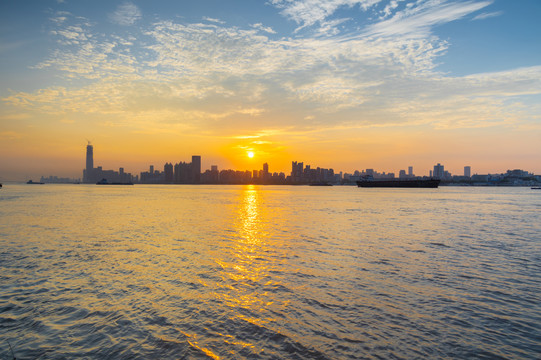 武汉夏日城市天际线日出风光