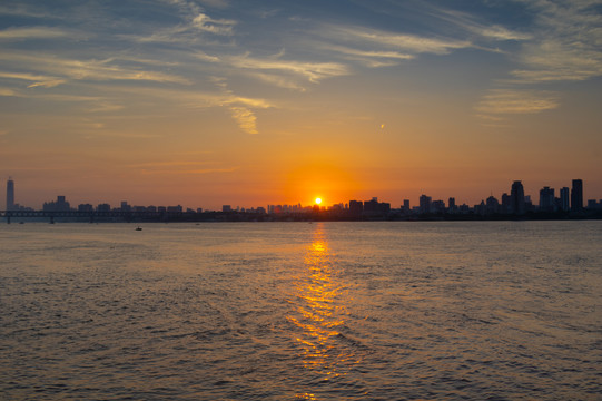 武汉夏日城市天际线日出风光