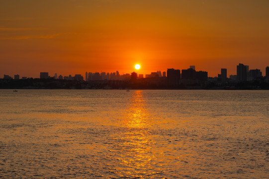 武汉夏日城市天际线日出风光