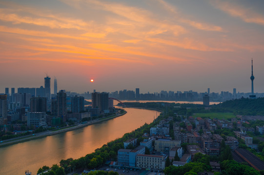 武汉夏日城市天际线日出风光