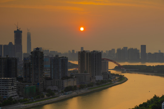 武汉夏日城市天际线日出风光