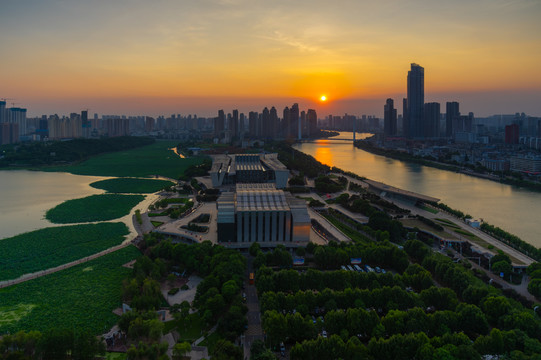 武汉夏日城市天际线迷人风光