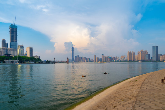 武汉夏日城市天际线迷人风光