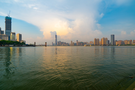 武汉夏日城市天际线迷人风光