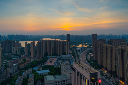 武汉夏日迷人城市天际线风光