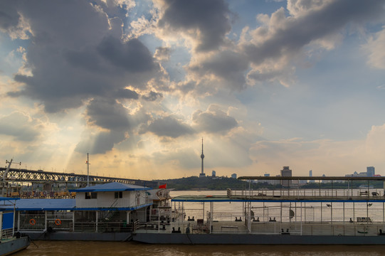 武汉夏日迷人城市天际线风光