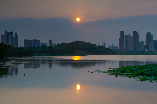 武汉夏日迷人城市天际线风光