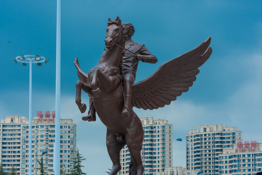 骑飞马雕像