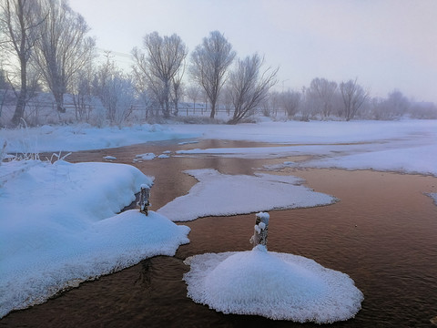 清晨冰雪河流