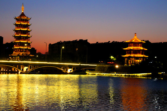 夕阳下的南山寺塔