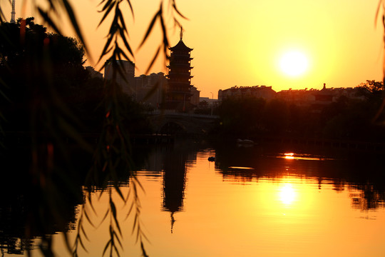 夕阳下的南山寺塔