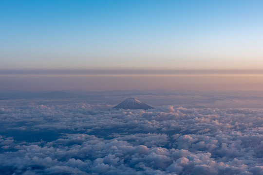 飞机上拍的落日下的富士山