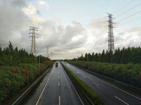 高速路天雨路滑