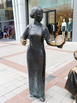 女人音乐演奏雕像