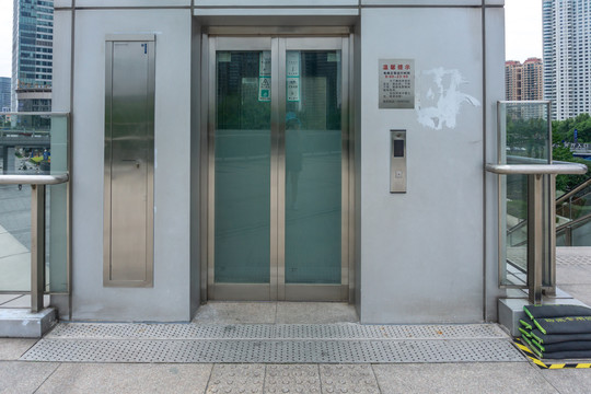 电梯出入口