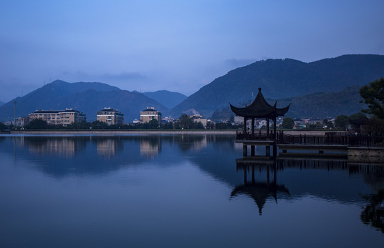 东谷湖晨景