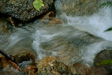 山间流水