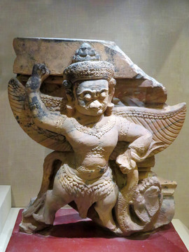 吴哥时期石雕金翅鸟