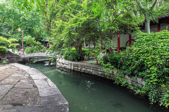 济南大明湖湖畔小桥流水景观