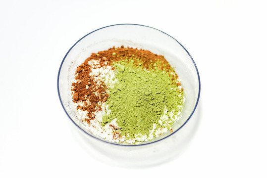绿色抹茶粉黄色可可粉和白面粉