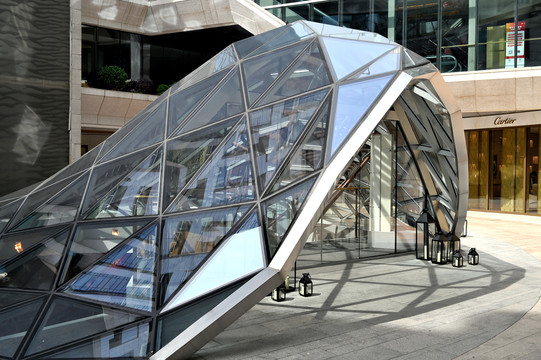 地铁站出口的玻璃建筑