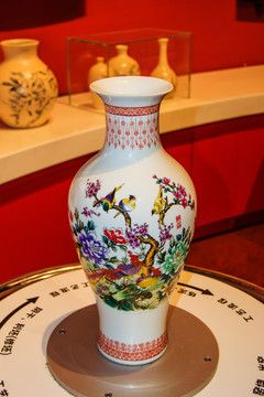 喜鹊登枝图案陶瓷花瓶