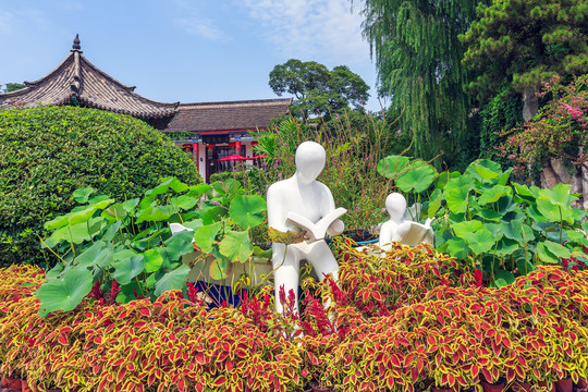 济南大明湖公园读书人雕塑