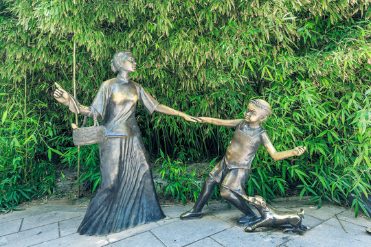 济南大明湖公园妇女儿童雕塑