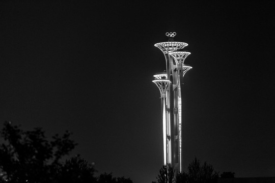 黑白城市建筑风光摄影图
