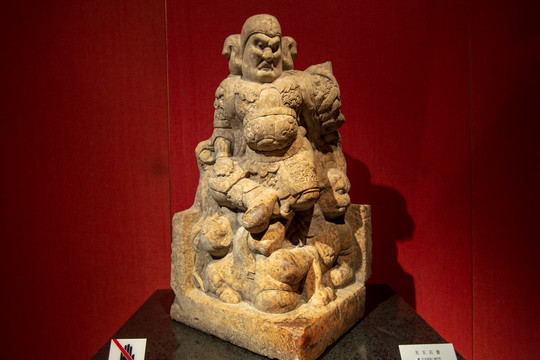 上海博物馆唐代天王石像