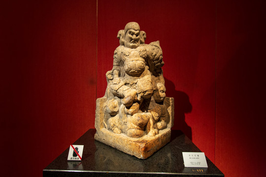 上海博物馆唐代天王石像