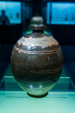 上海博物馆灵武窑黑釉西夏文瓶