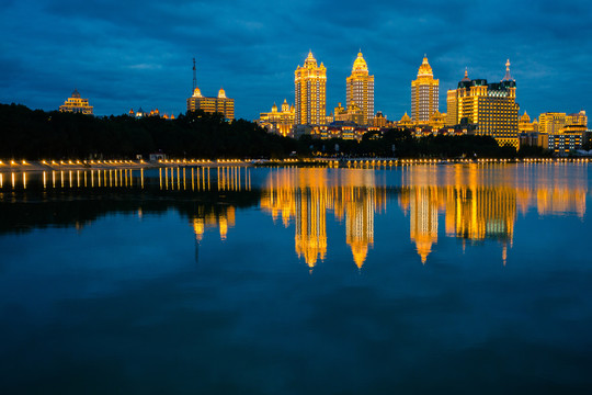 满洲里湖边夜景