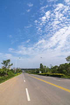 蓝天白云下的公路