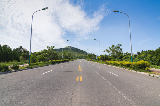 蓝天白云下的公路