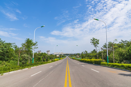 蓝天白云下的公路