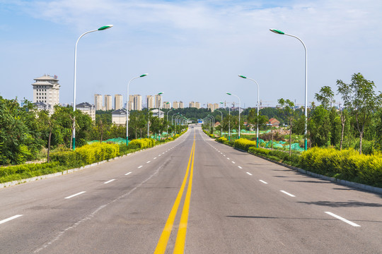 蓝天白云下的公路