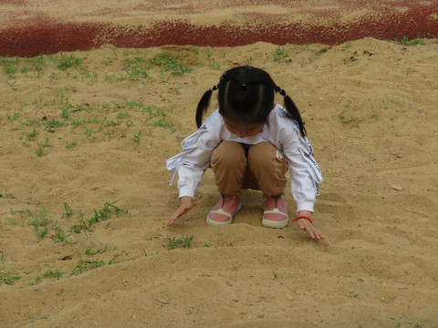 玩沙子的小女孩