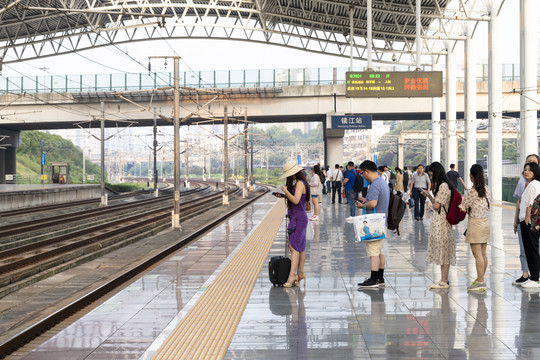镇江站等候高铁的旅客