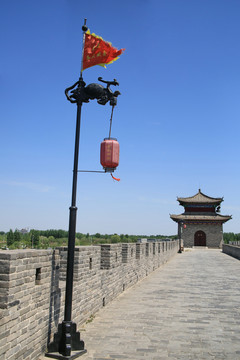 古城城墙上