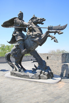 骑战马耍大刀古代将军雕像