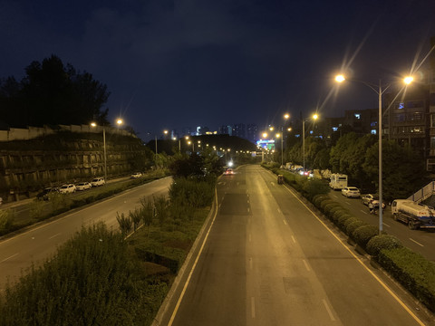 夜晚公路路灯