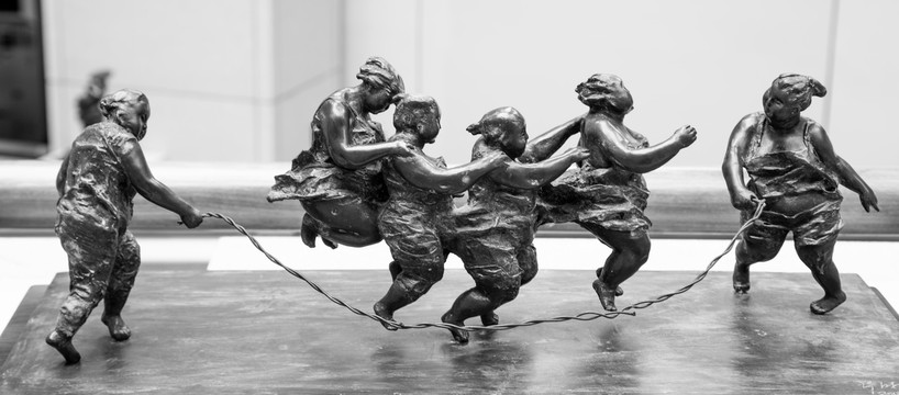 跳绳的女孩们雕塑