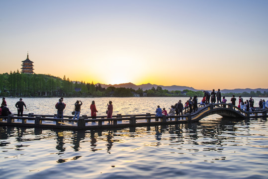 杭州西湖长桥夕阳