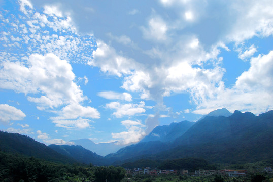 山峦村庄